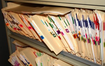 Formulieren, dossiers, kasten en muren